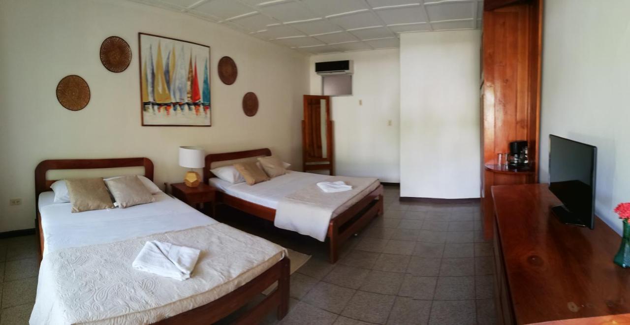 Hotel La Isla Parrita Buitenkant foto
